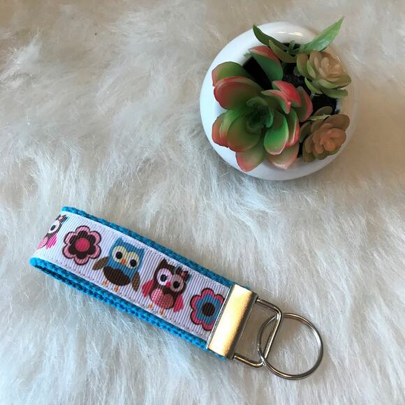 Handmade Wristlet Key Fob Holder Key Chain Owls - Picture 1 of 2